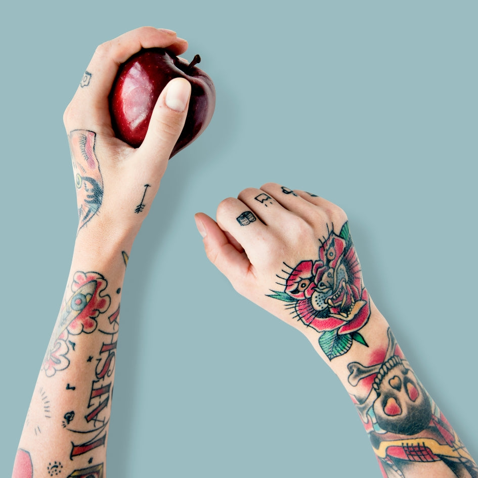 Braccia con tatuaggi colorati curati con prodotti Odilos